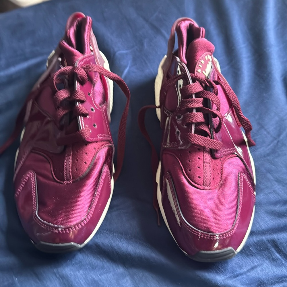 Women’s Nike Huaraches Maroon color